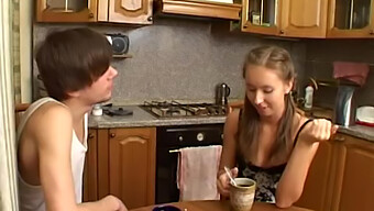 Un Couple De Café Profite D'Un Café Chaud Et De Sexe